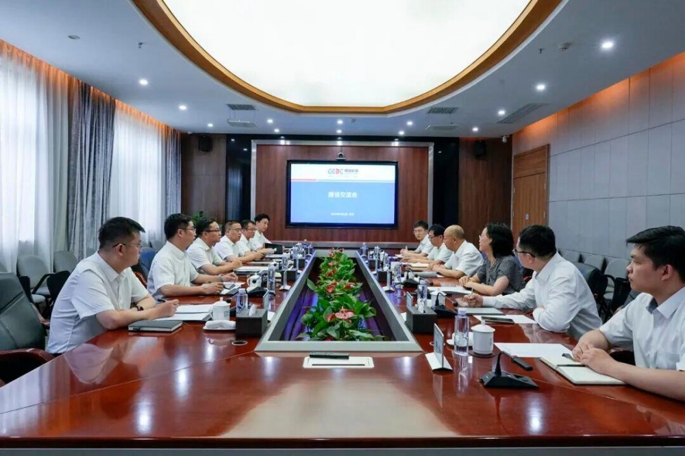 中国能建易普力党委书记、董事长付军与中国能建葛洲坝二公司党委书记、董事长王良军会谈