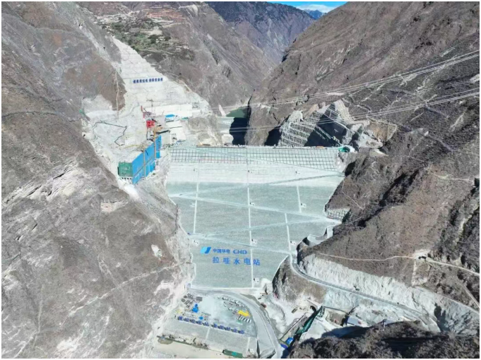 世界最高混凝土面板堆石坝电站大坝二期面板浇筑完成