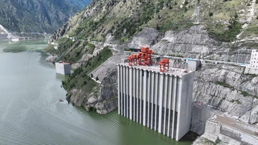中国能建葛洲坝一公司参建的大渡河双江口水电站首台机组并网发电