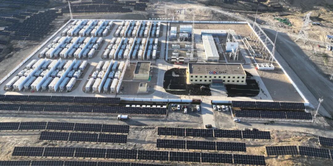 中能建投沙坡头牧光储一体化（一期）项目首台调相机一次性受电并网成功