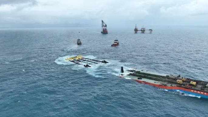 “深海一号”二期工程导管架成功滑移下水并精准就位