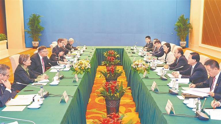 戴厚良会见道达尔能源公司董事长