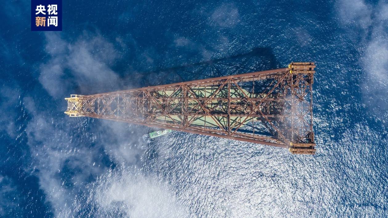 亚洲第一深水导管架“海基二号”开始安装 就位过程预计3天