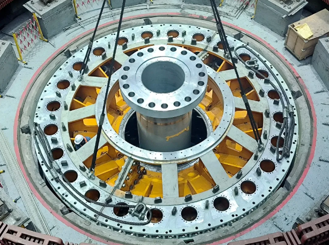 刘家峡水电站3号机组顶盖吊装顺利完成