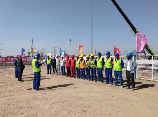 甘肃兰州新区2×350MW热电联产工程1#机组锅炉首根钢架立柱顺利吊装