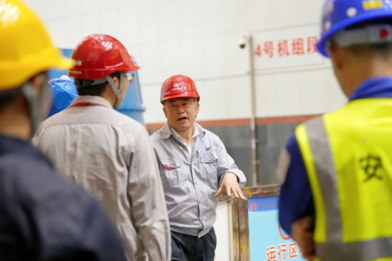 天一电厂3号机组转轮及主轴、顶盖吊装完成