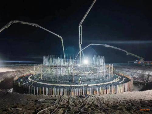 世界单期最大"光(热)储"一体化基地项目吸热塔基础浇筑完成