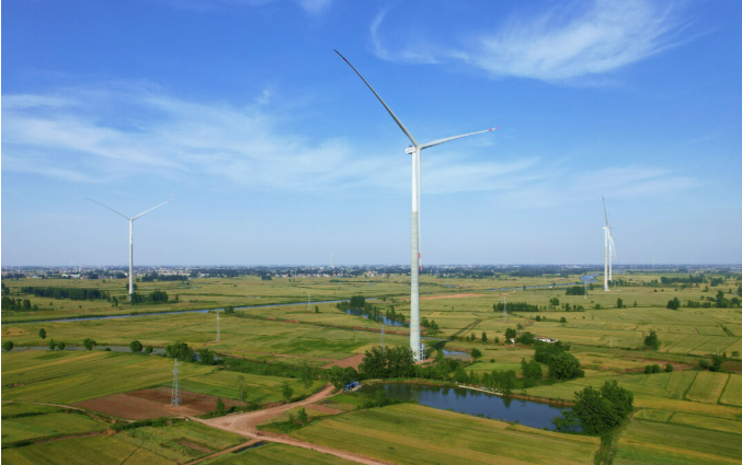 三峡集团又一风光大基地项目吊装完成