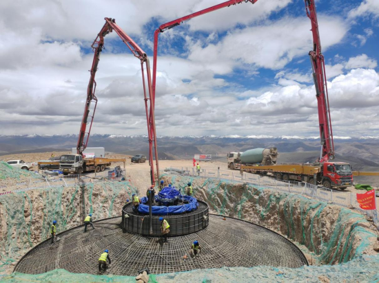 全球海拔最高风电项目完成首台风机浇筑