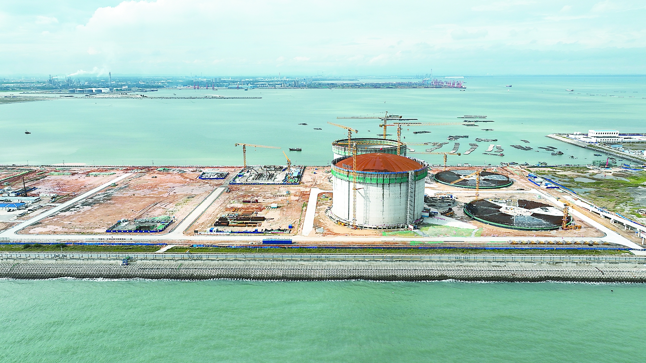 广西LNG三期工程首座储罐完成气顶升