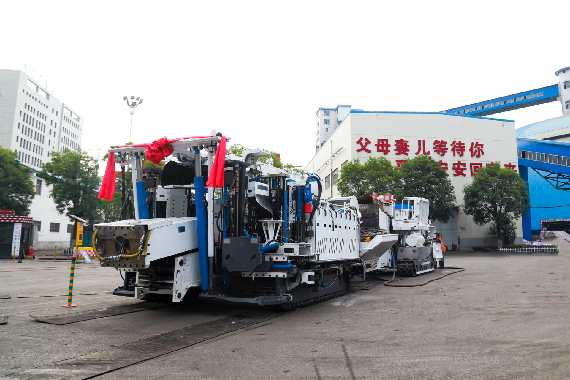 “蛟龙翻浪” 冲出井下煤之变