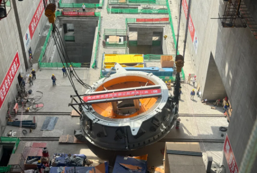 金沙江银江水电站机电安装与调试工程首台机组导水机构安全吊装就位