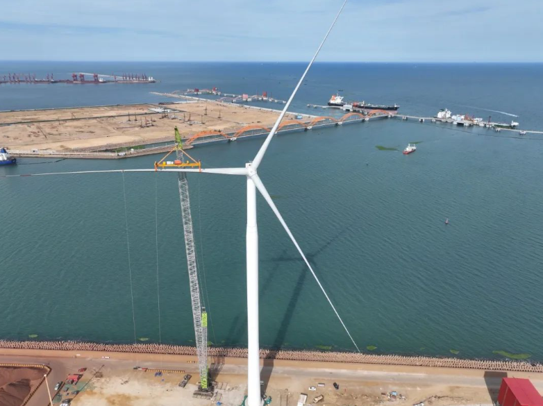 山东港口日照港首台分散式风电机组安装完成