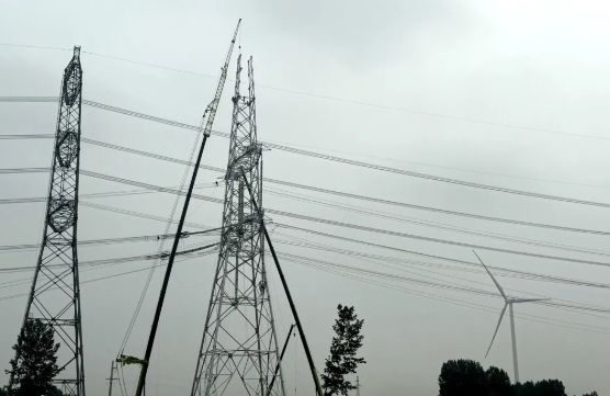 山东省内首个1000千伏输电线路迁改工程送电成功