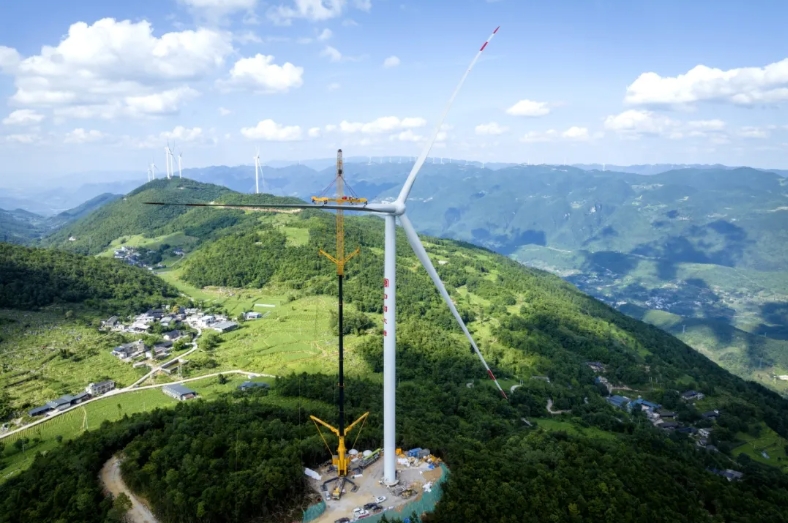 麒麟二期风电项目首台风机完成吊装
