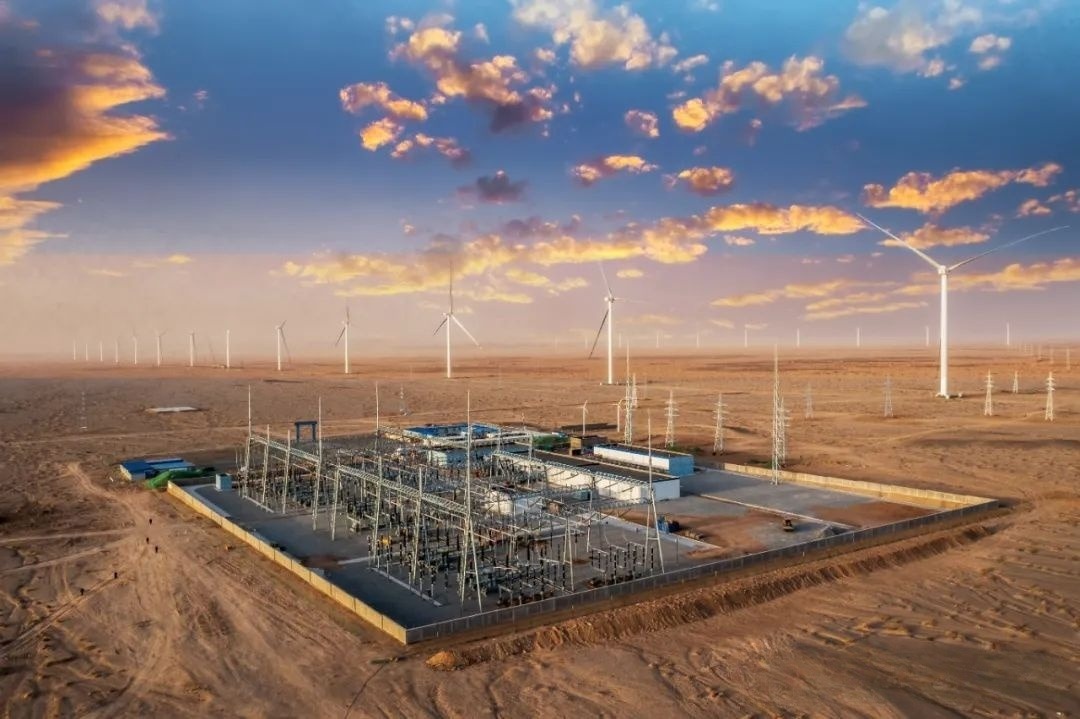 酒钢新能源玉门红柳泉二期400MW风电项目首台风机正式吊装成功