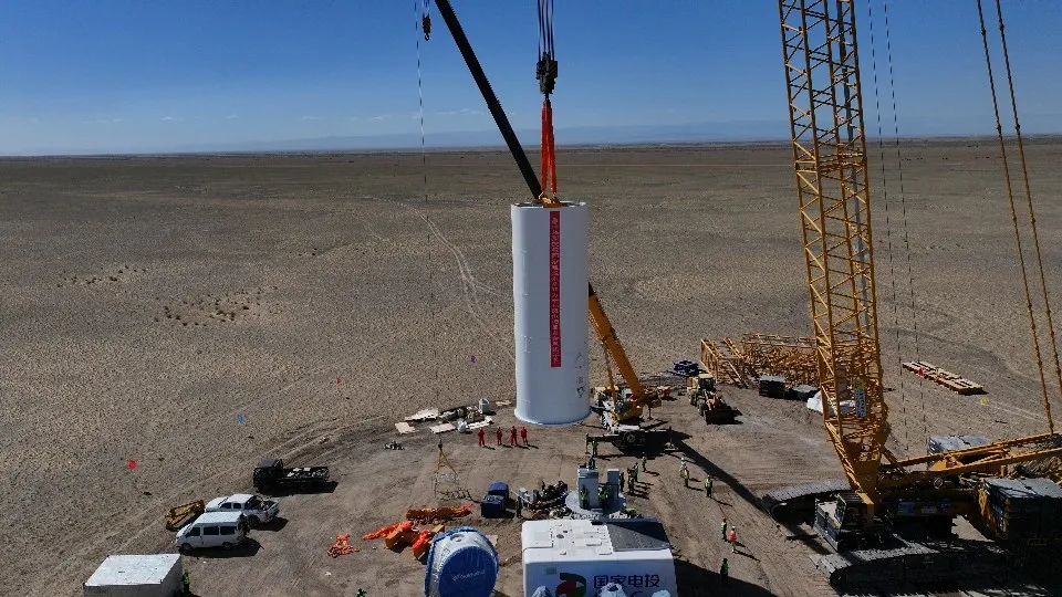 用时60天！木垒县250万千瓦风电项目首台风机吊装成功
