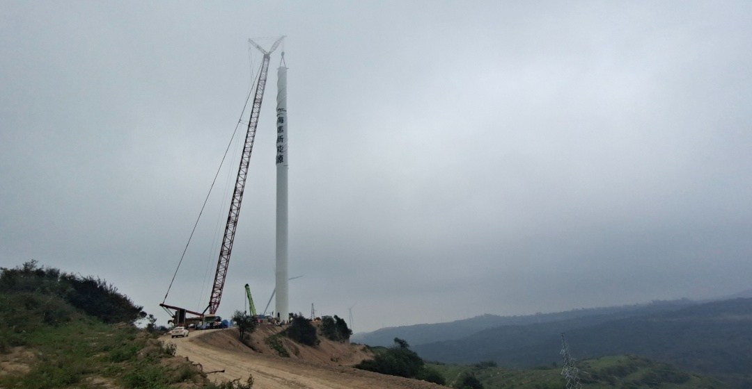 海螺水泥平凉二期5万千瓦风电项目首套塔筒顺利吊装