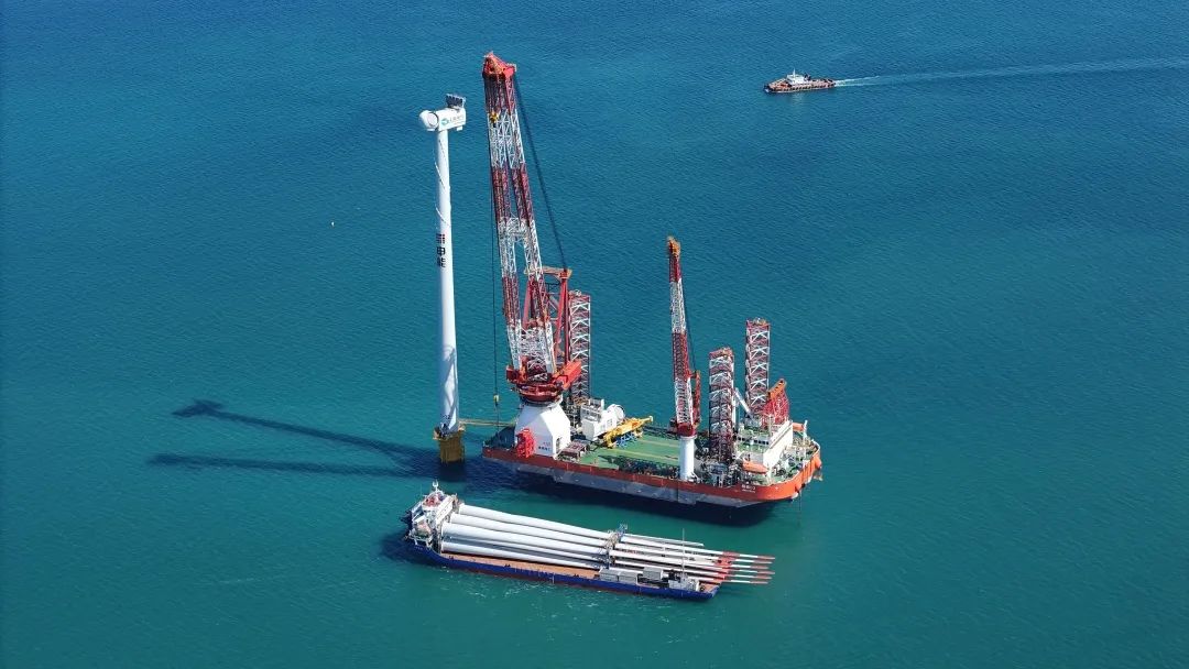 申能海南CZ2海上风电示范项目首台风电机组圆满完成吊装