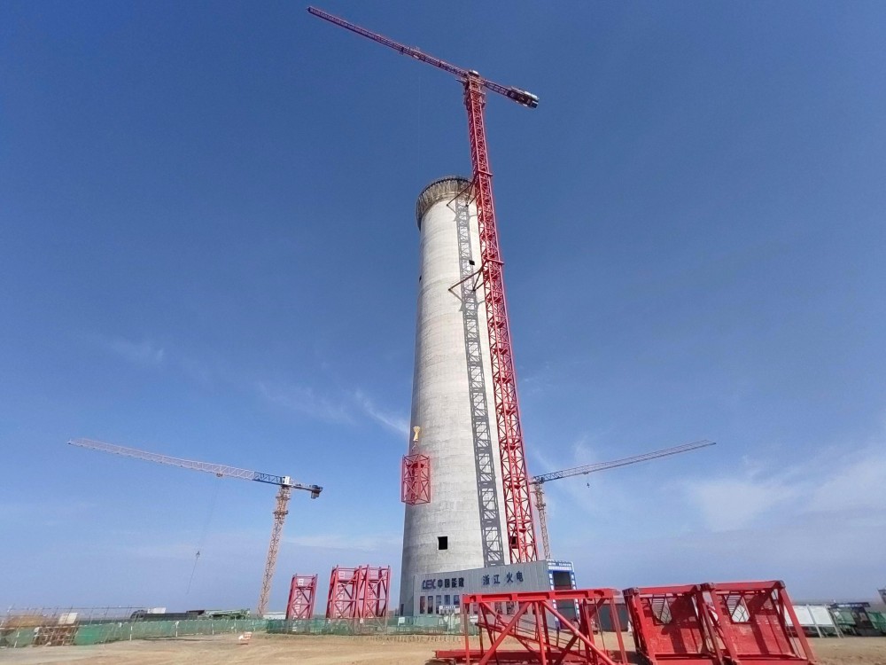 中国能建浙江火电施工总承包的新疆哈密光热电站项目吸热塔筒身结构突破100米
