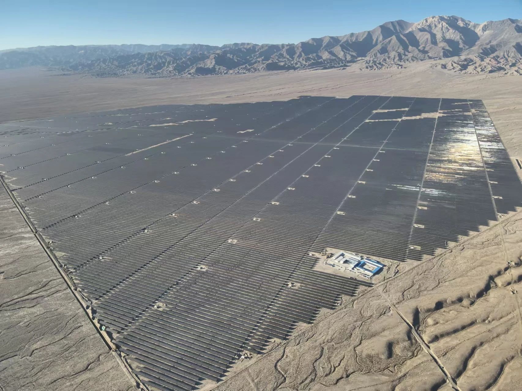 中广核德令哈100万千瓦光热储一体化项目中的80万千瓦光伏发电部分全容量并网发电