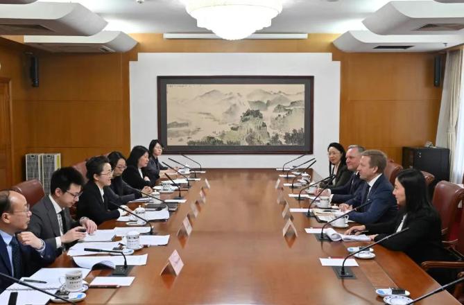 国家发展改革委副主任郑备会见宝马集团董事长齐普策