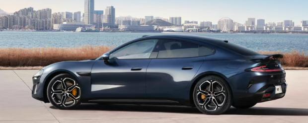 小米集团在香港通过扩大股票配售规模，成功募资约55亿美元