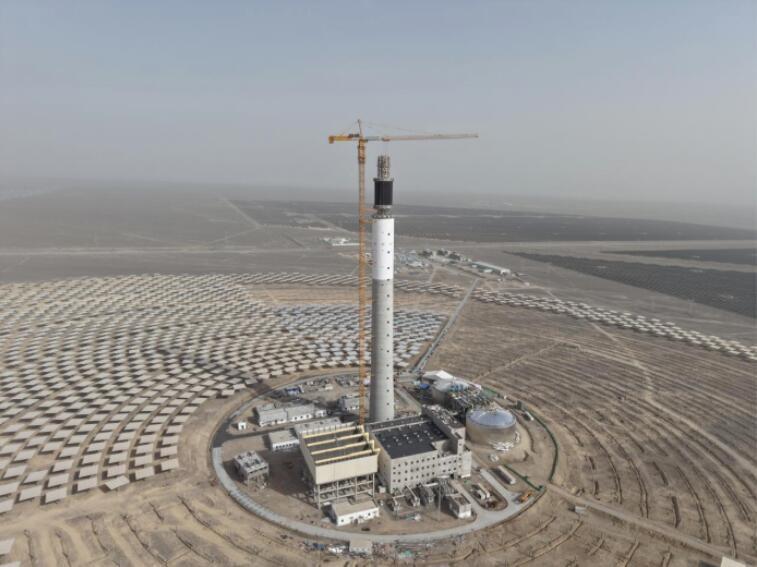 中国能建西北院总承包的唐山海泰100兆瓦塔式光热项目吸热器管屏吊装全部完成