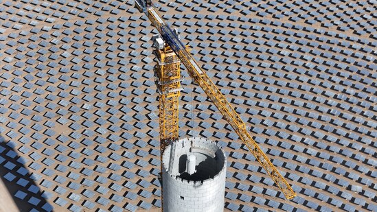 青豫直流光热项目完成吸热塔设备第一吊