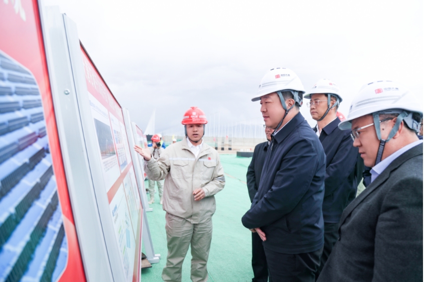 中国大唐吕军到大唐新疆石城子百万“光热＋光伏”一体化项目调研