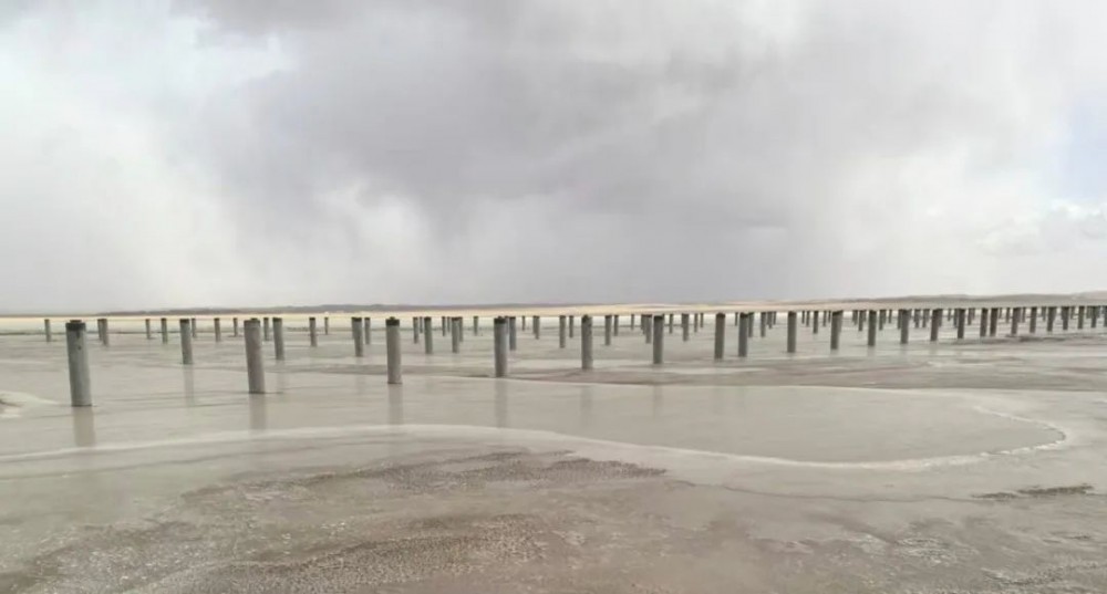 内蒙古正蓝旗锡盟30万千瓦风光储一体化项目提前进入光伏桩基基础施工