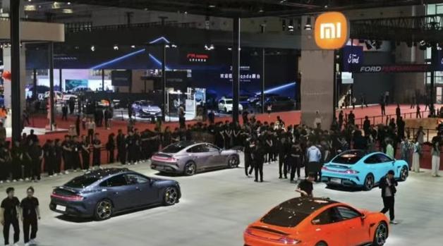 2025上海车展 小米汽车免费送棒球帽引发关注