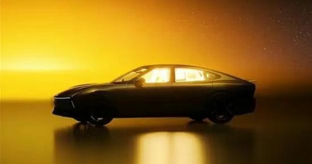 小鹏全新P7亮相，搭配全新电动尾翼