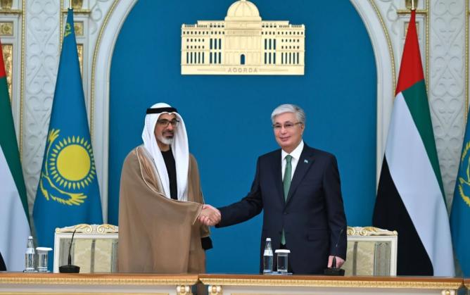 哈萨克斯坦与阿联酋签署多项合作协议涉及能源与基建领域