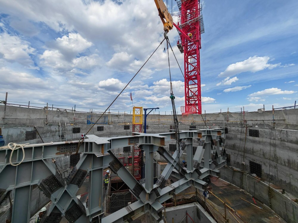 中国能建投资建设的新疆哈密150兆瓦光热电站工程项目吸热塔转换层平台大梁开吊