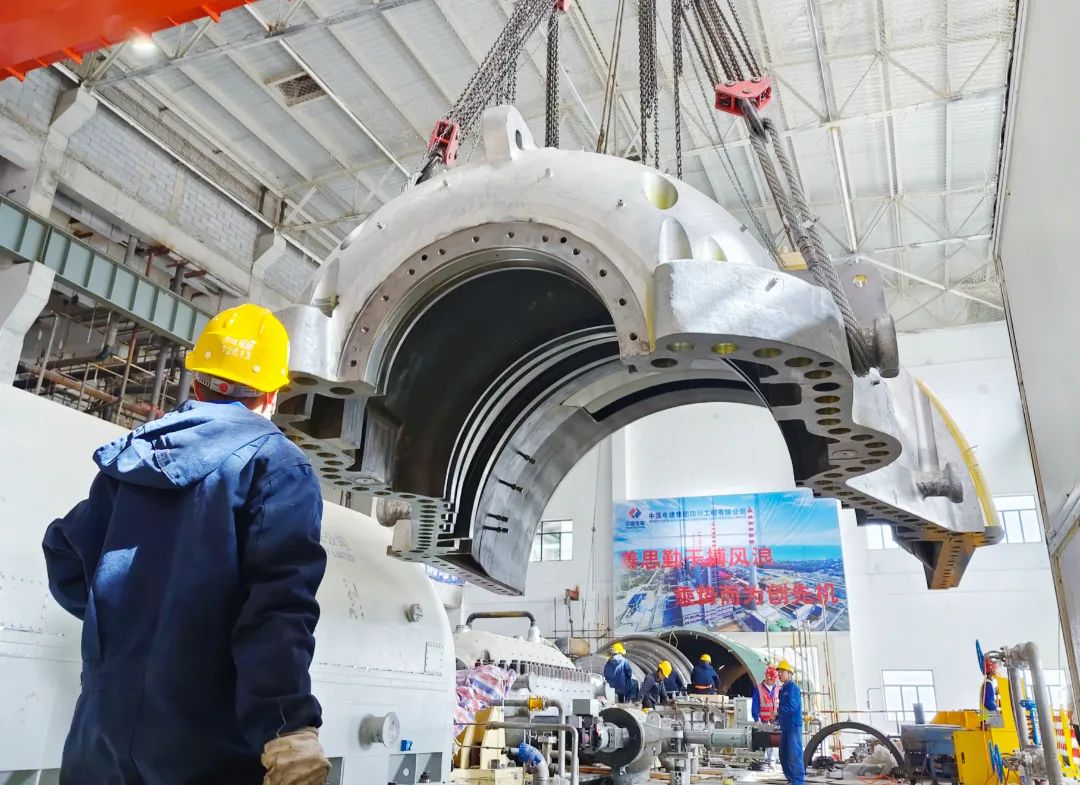 电建新能源甘肃分公司中电建共和100万千瓦光伏光热项目汽轮机扣盖成功