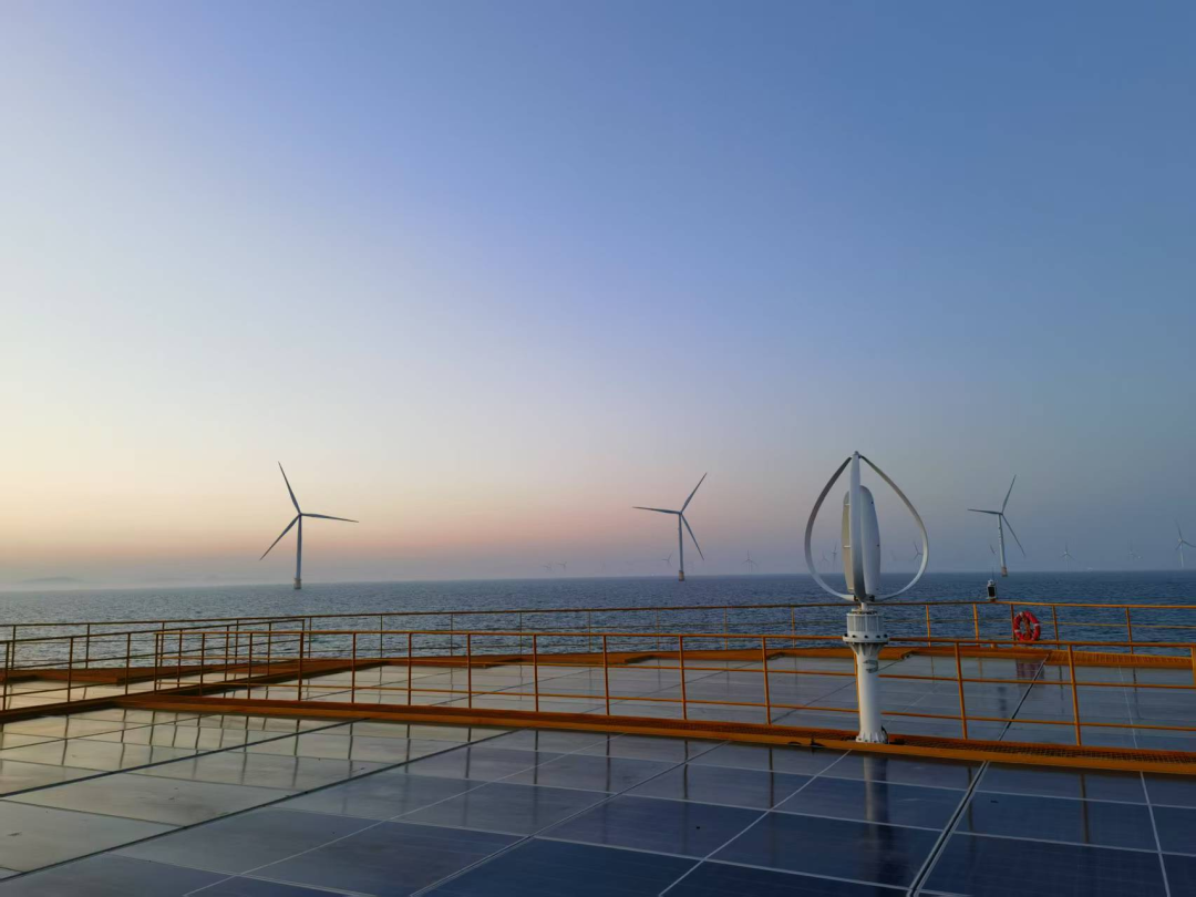 我国首套抗浪型深远海漂浮式光伏平台“黄海一号”完成“风光共结构”融合升级工作