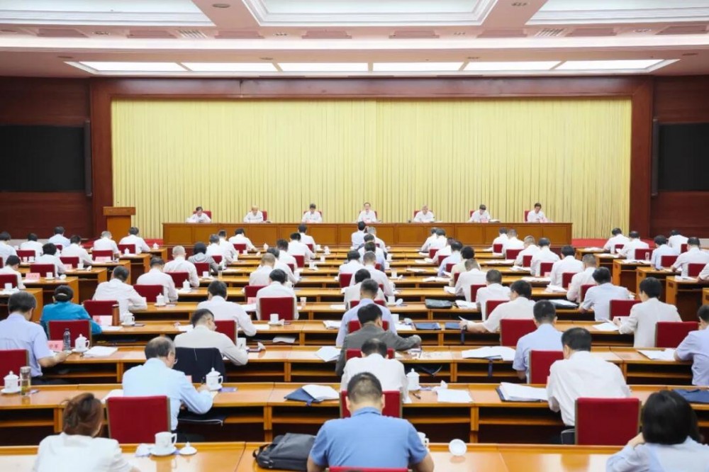 工信部: 加强光伏等行业治理，以标准提升倒逼落后产能退出