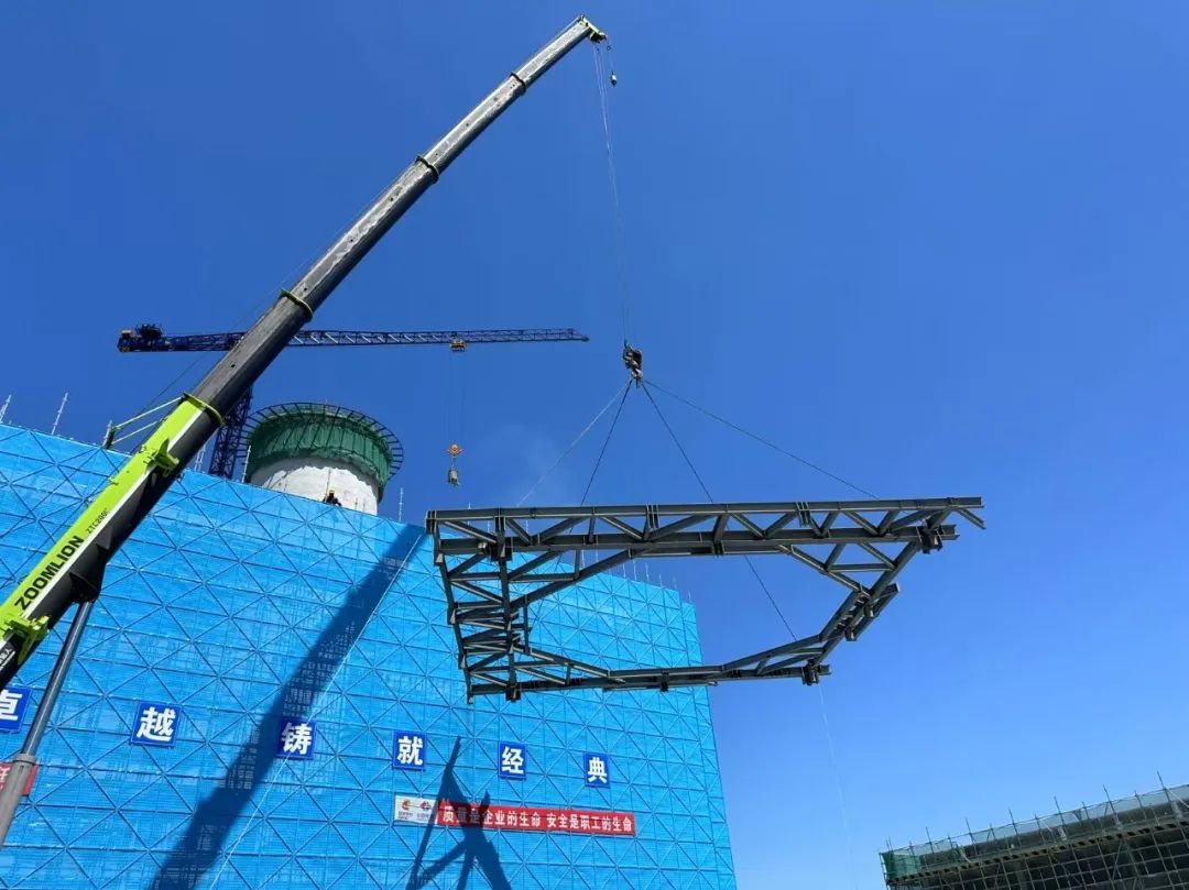 吉西基地通榆光热项目完成空冷岛首组钢结构安装