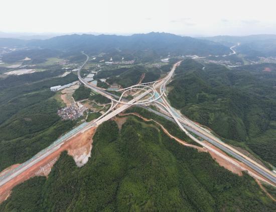 【中国新闻网】肇明高速桔材互通完成全部预制梁架梁施工