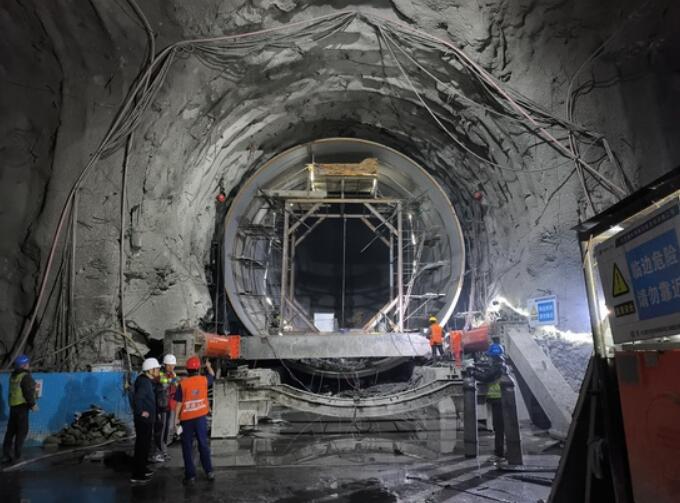 叶巴滩水电站下弯段压力钢管安装提前32天完成