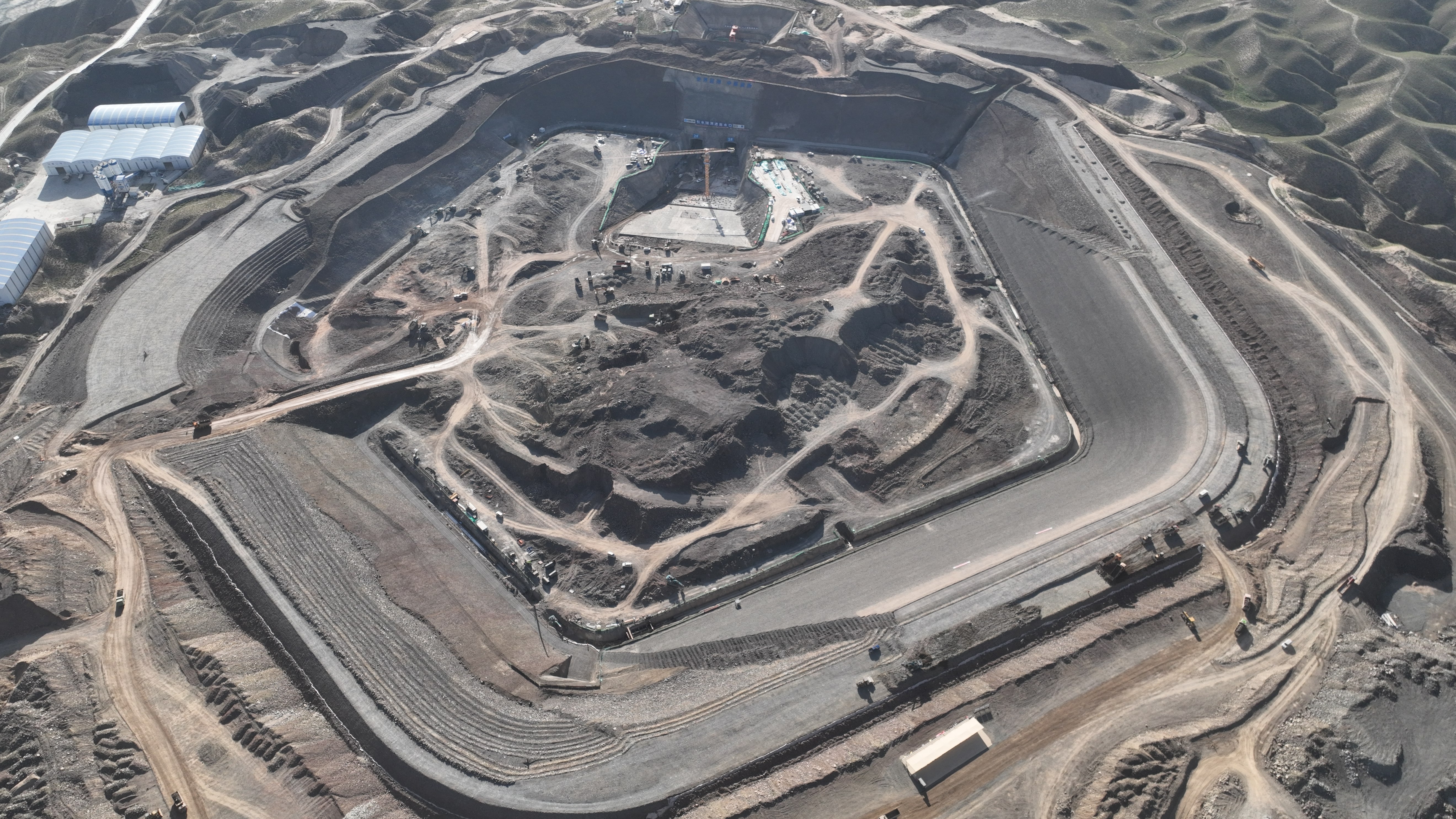 张掖抽水蓄能电站项目1号引水中平洞贯通