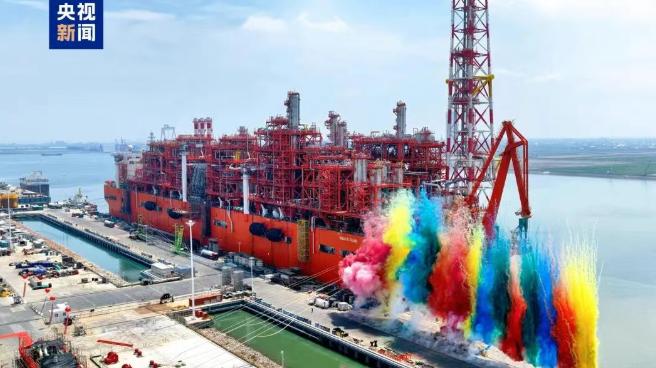 我国自主建造的新型海上浮式液化天然气生产装置“NGUYA FLNG”正式启航