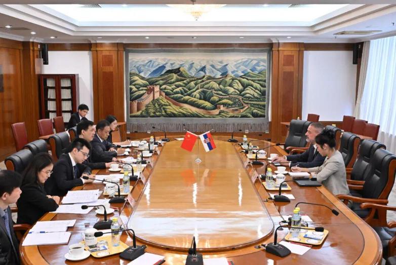 国家发展改革委副主任周海兵会见塞尔维亚总统特使、对华合作国家协调委员会成员巴西奇