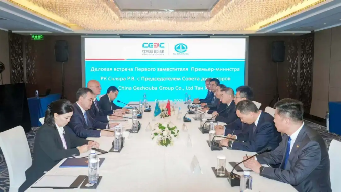 谭华拜会哈萨克斯坦第一副总理斯克利亚尔