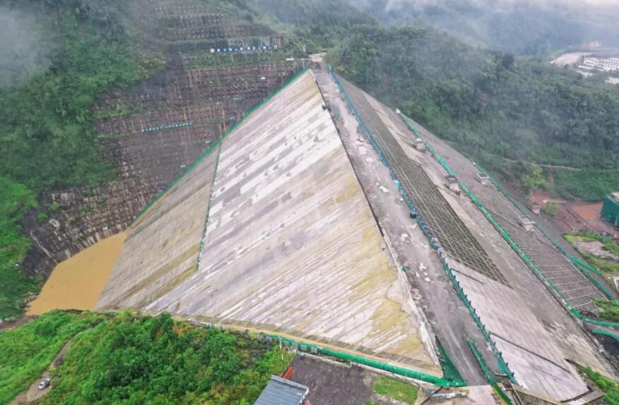 成都李家岩水库大坝面板浇筑完成