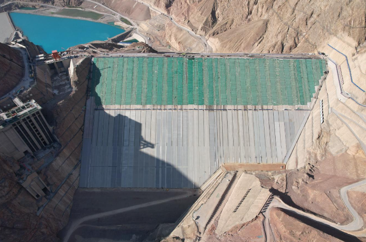 【人民日报客户端】新疆大石峡水利枢纽工程三期面板混凝土提前9个月浇筑完成