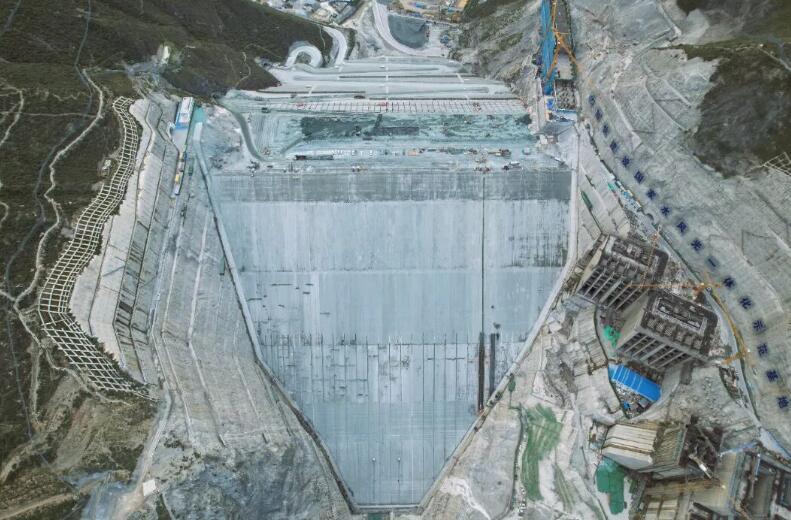 世界最高混凝土面板堆石坝拉哇水电站启动首仓面板浇筑