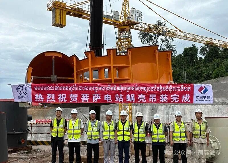 中国电建柬埔寨菩萨水电站项目发电机组座环与蜗壳完成吊装