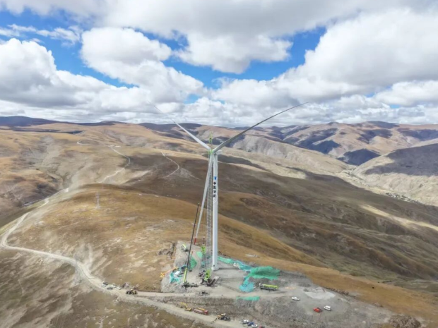 华能西藏山南风电项目完成首台风机吊装
